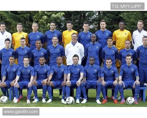 足球明星全家福盛典展现团结与荣耀的温馨瞬间