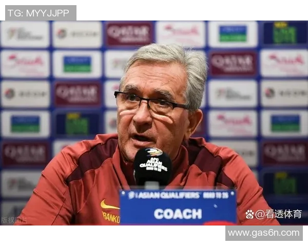 足球明星场上吐口香糖引热议球迷反应不一成焦点话题